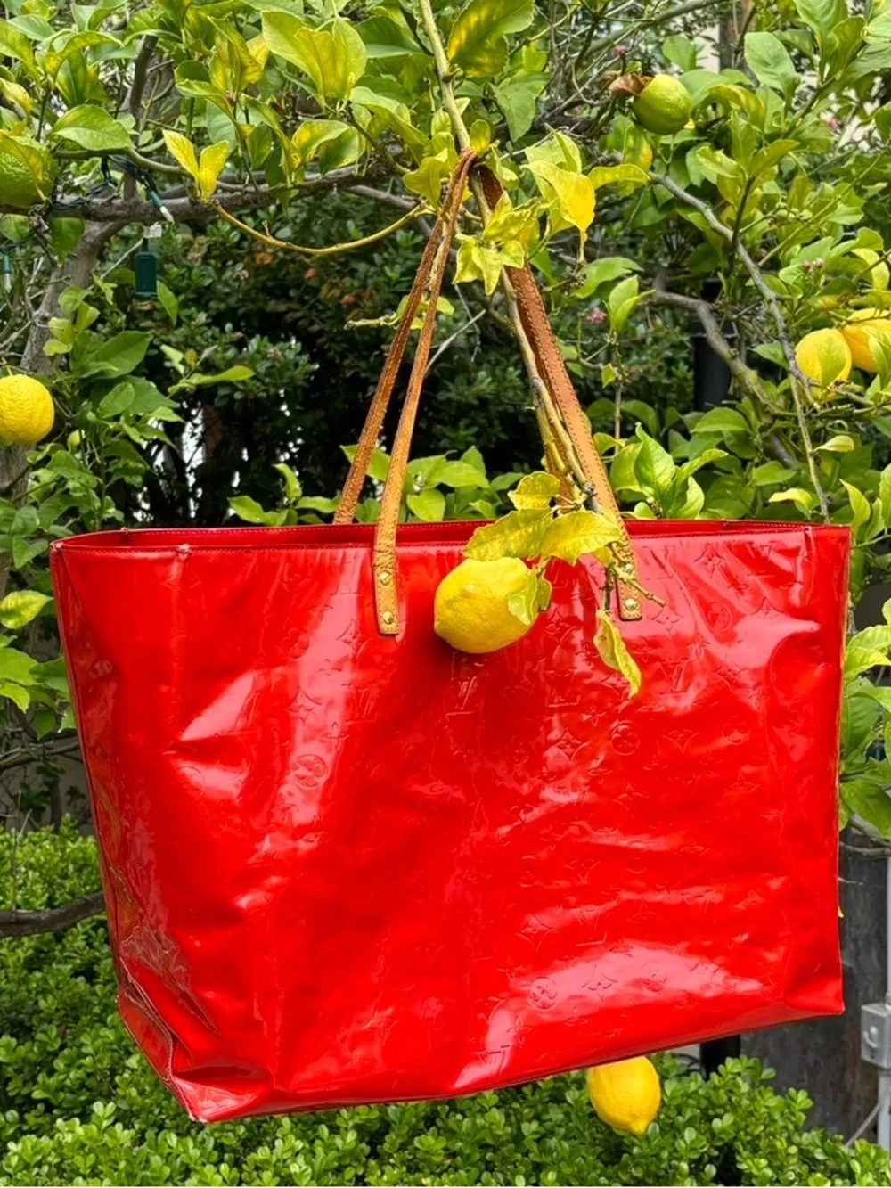 LOUIS VUITTON RED MONOGRAM VERNIS READE GM Tote Oversized Patent Leather